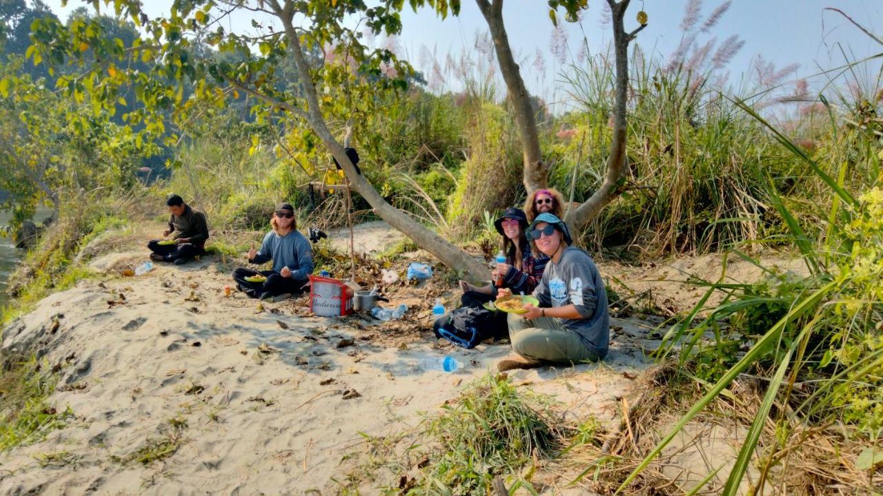 Hotel Tiger Tops Sauraha Eksteriør billede