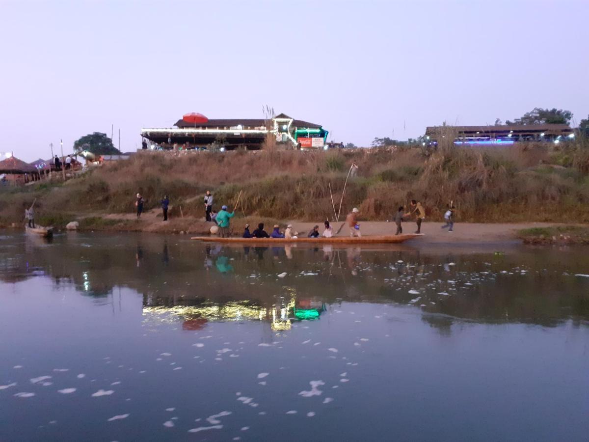 Hotel Tiger Tops Sauraha Eksteriør billede
